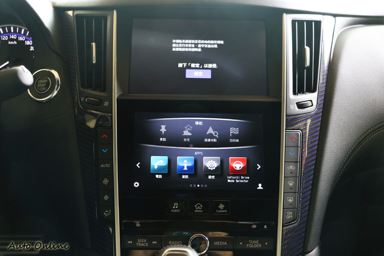 中控台Infiniti Intouch雙螢幕主控台,以更簡明直覺式設計,觸控操作智慧聯網系統。