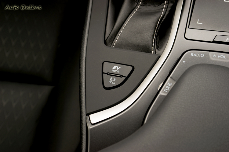 按下按鈕即可進入純電驅動模式,適合短程市區街道行駛。