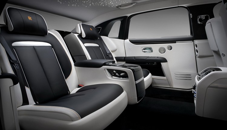 後座座椅增加可傾斜的寧靜座椅(Serenity Seat),後座乘客在乘坐時能徹底放鬆、伸展身體。