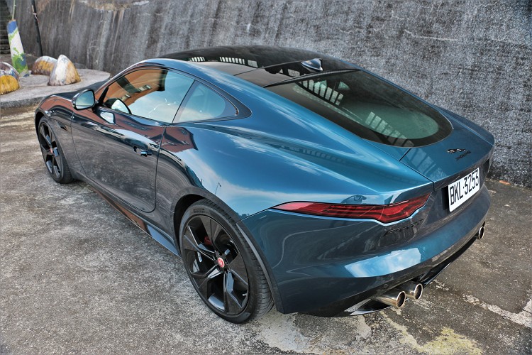 Jaguar F-Type最美的就是與車尾相連接的C柱與外擴輪弧所建構出的優美線條。
