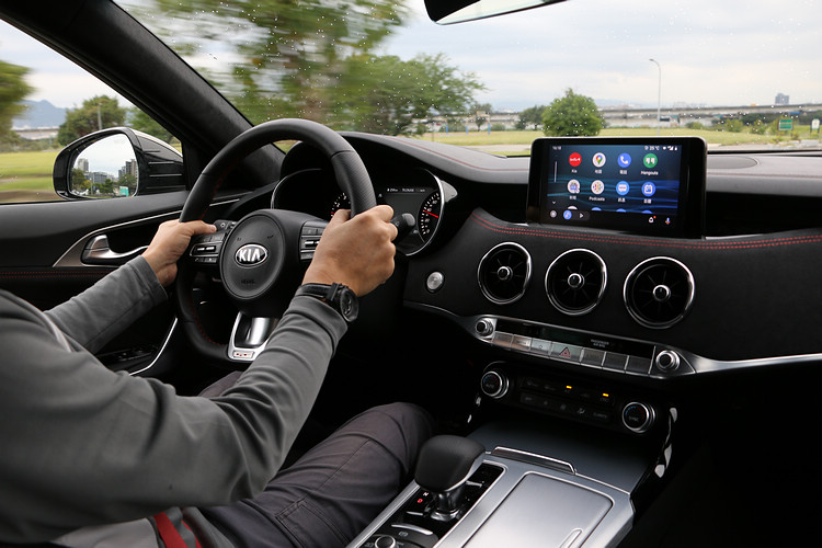 動力表現是這款車的賣點之一,原廠測時0-100km/h加速只需4.9秒,還有Launch Control起跑功能,澎湃的排氣聲浪要低調也難。