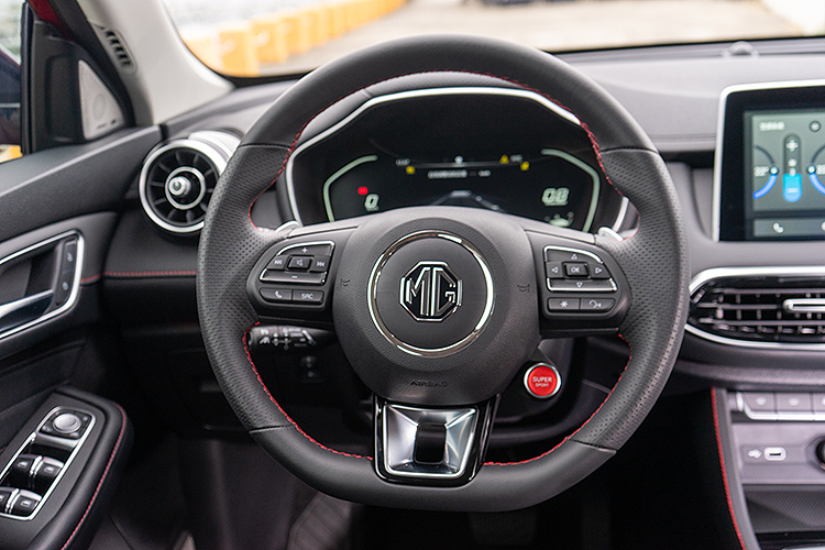 含Super Sport按鈕的三輻式方向盤