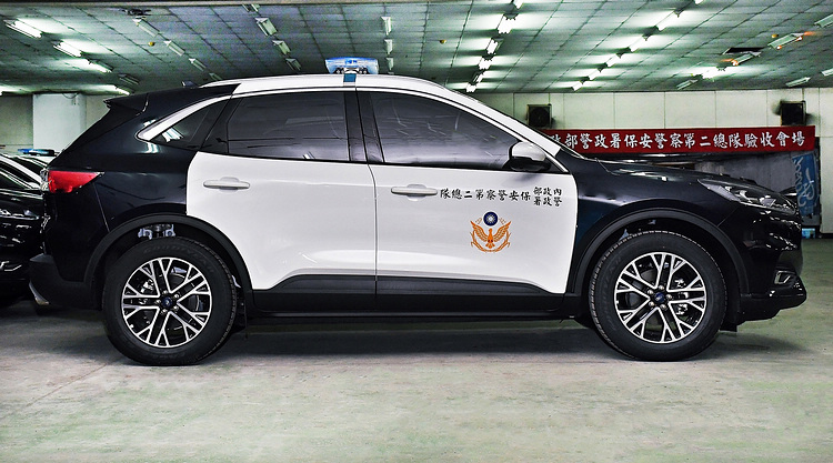 Ford Kuga EcoBoost 180車型搭載1.5L直列三缸汽油引擎,對應8速自排變速箱以及五種動態行車模式切換系統,以及完整的主被動安全科技與車體鋼材技術,提供值勤員警安全無虞的值勤防護表現。