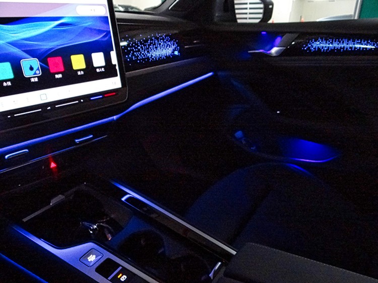 環艙氛圍燈提供30色變化,還可依據模式自動切換,想讓車室看來宛如專屬私人夜店也是辦得到。