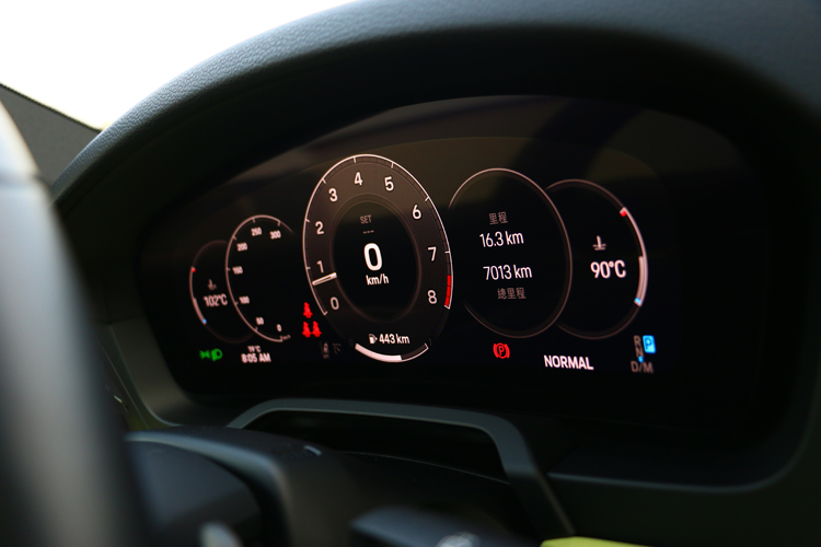 最新世代 911 Carrera 裡，你依然會發現，那顆中央轉速錶，仍然是整個座艙的核心。