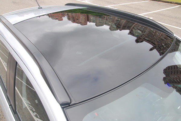 ASX的另一項特徵是全車系均配有全景玻璃車頂,這也是同級車中唯一有此配備的車款。