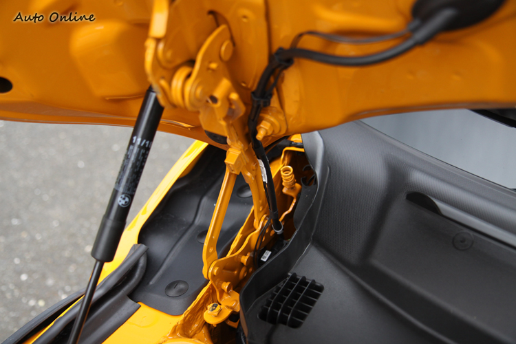 全車系都標配行人碰撞防護式引擎蓋,遇撞擊時引擎蓋會向上彈起一些空間。