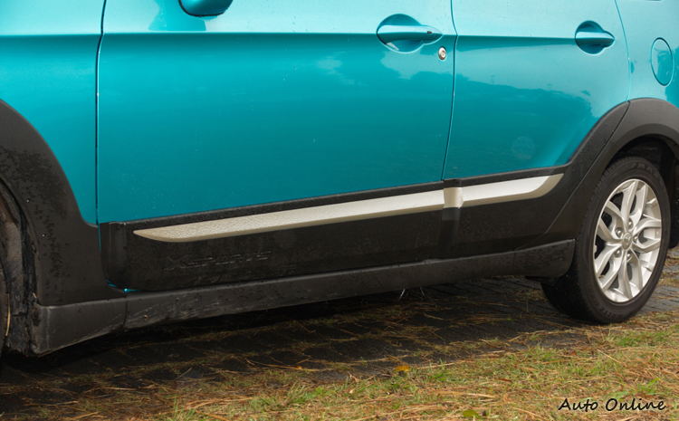 車側護板中還加入了銀色飾條圖案。