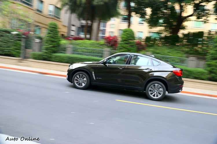 3.0升柴油引擎輸出一般道路表現優異,但是在有坡度的山路,能感覺到引擎降得快、升的慢。