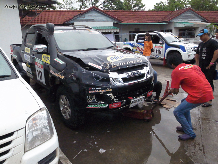 SS2運氣不佳撞上其它比賽車輛,維修後戰鬥力大減。