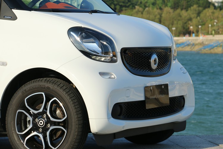 水箱罩與頭燈的比例重新調整,車頭的微笑臉龐出現微妙改變。