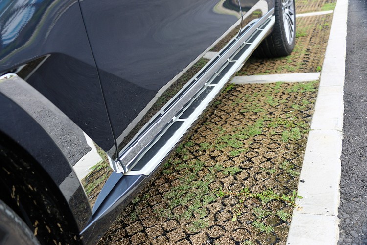 車側的踏板讓身材嬌小的駕駛、乘客方便上下車。