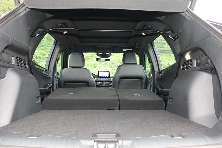 座椅擴充後的行李空間底部並無法達到完全平整,這是比較可惜的地方。