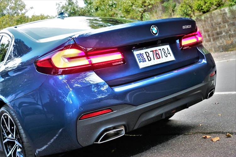 車尾燻黑3D LED立體尾燈稜角分明,呼應車頭L型日間行車燈。