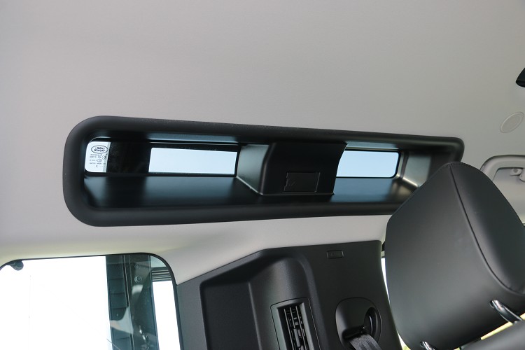 第三排兩側有獨立觀景窗,這是重要的經典元素被傳承下來。