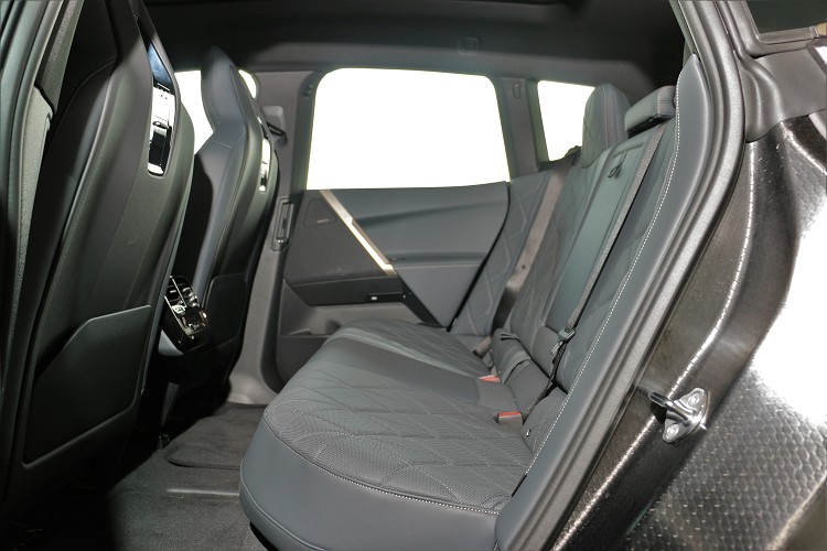 可惜軸距長達三米的車室空間,後座椅背卻無法有角度調整,乘坐舒適性小小扣分。