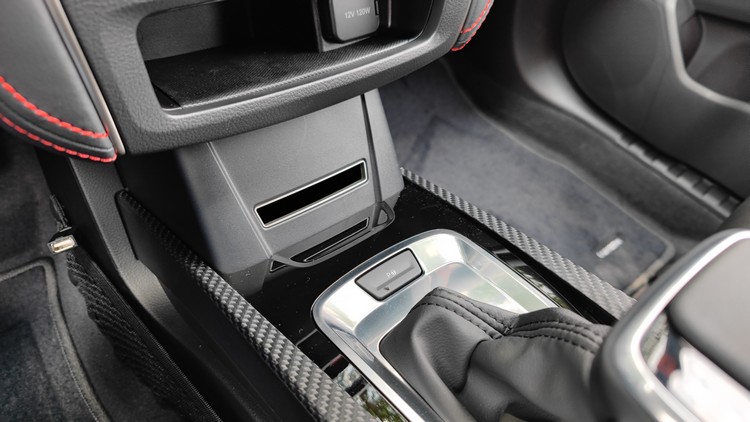 中控台下方的置物空間容易被排檔桿卡到,影響物品的取放