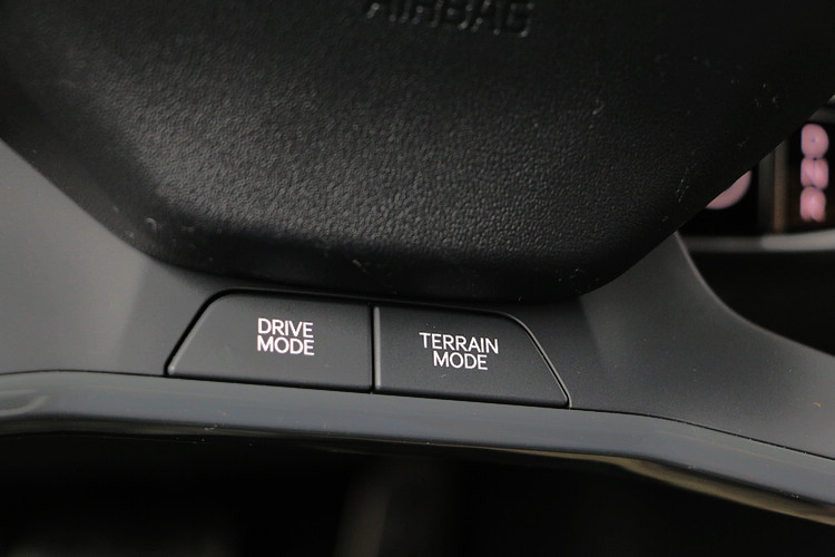 駕駛及傳動模式選擇鍵位在方向盤下方,使用上較為不便。
