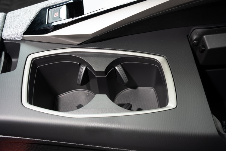 兩個前座置杯座口徑不算小