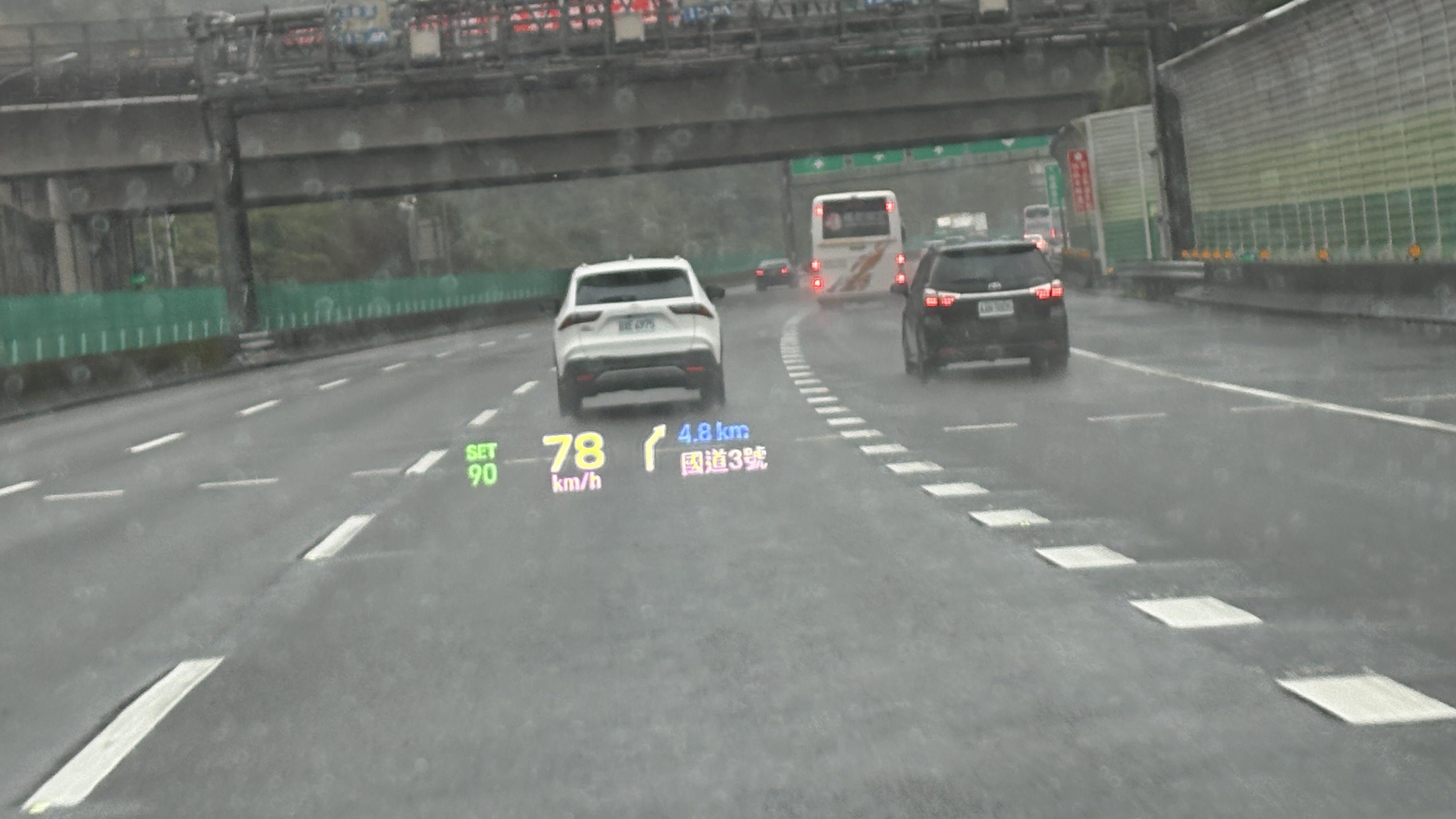 它將導航資訊以虛擬影像的方式精準地投射在前方約10米處，與眼前的街景結合。