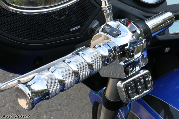 閃亮亮的金屬件是美式機車的靈魂,但這個把手使用時建議戴上手套。