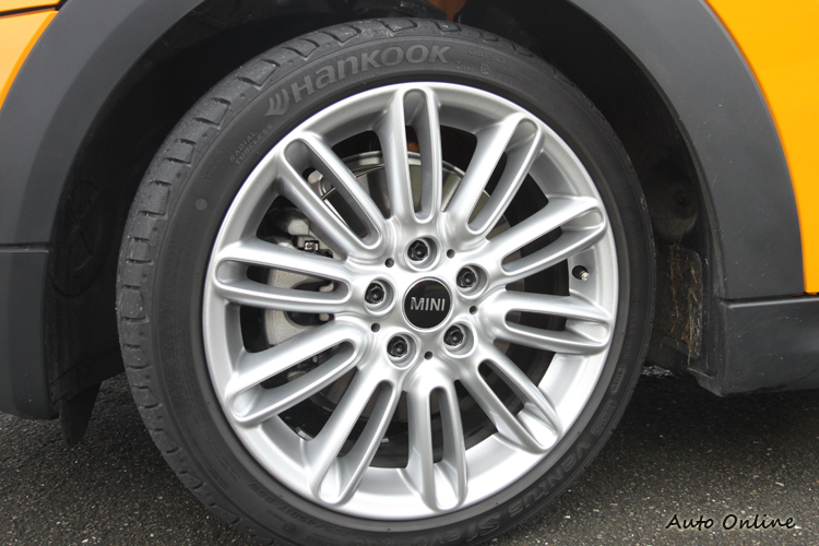 有些人將操控變清淡的原因歸咎於原廠配胎上,但這顆Hankook S1 evo對國人來說還真的蠻陌生的。