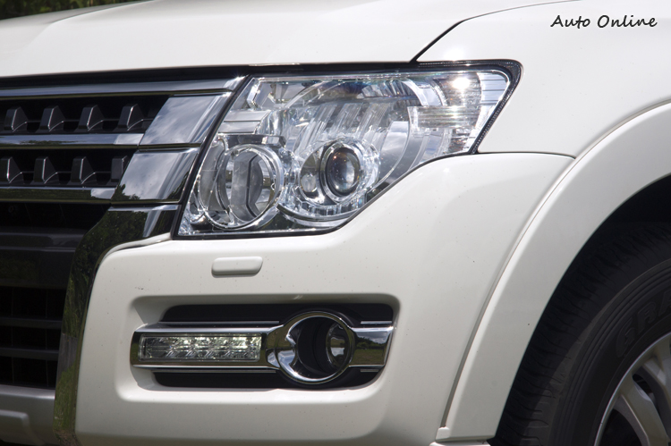 頭燈增加了智慧型遠光燈輔助。