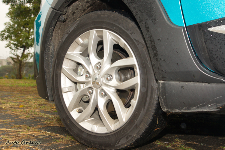 15吋五爪雙肋式樣鋁合金輪圈。