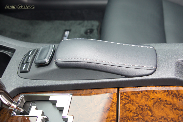 Remote Touch 資訊整合操控介面操作感覺接近電腦滑鼠。