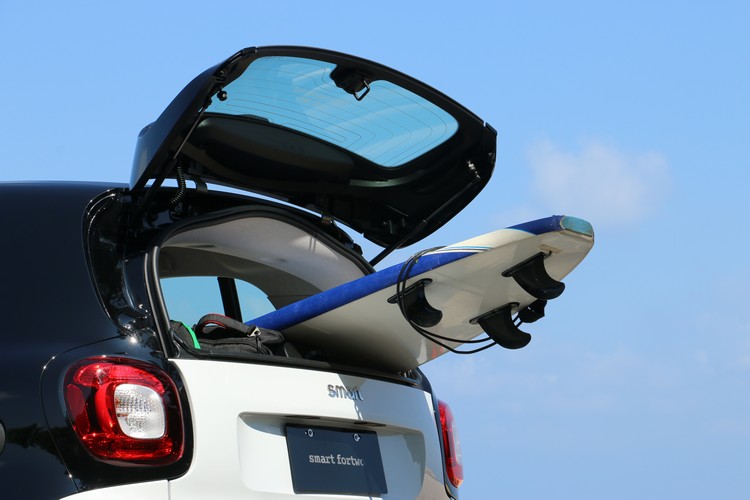 上掀尾窗是Fortwo不變的特色,取放物品不需要把檔門打開,但不保證車子塞得下。