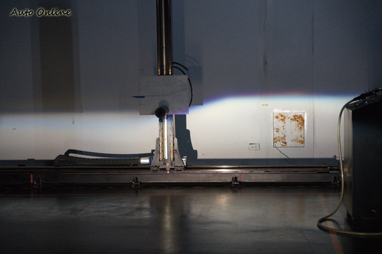 以歐規左駕車型頭燈為例,當光線照在10公尺遠的垂直屏幕上,在約平行燈具高度位置左側明暗截止線會向右上斜15度。