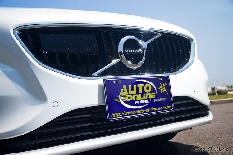 T3車型是配Momentum的亮黑直柵水箱罩。