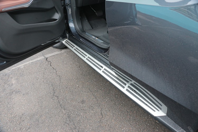 車側的登車踏板,可解決嬌小身材上下車的窘境。