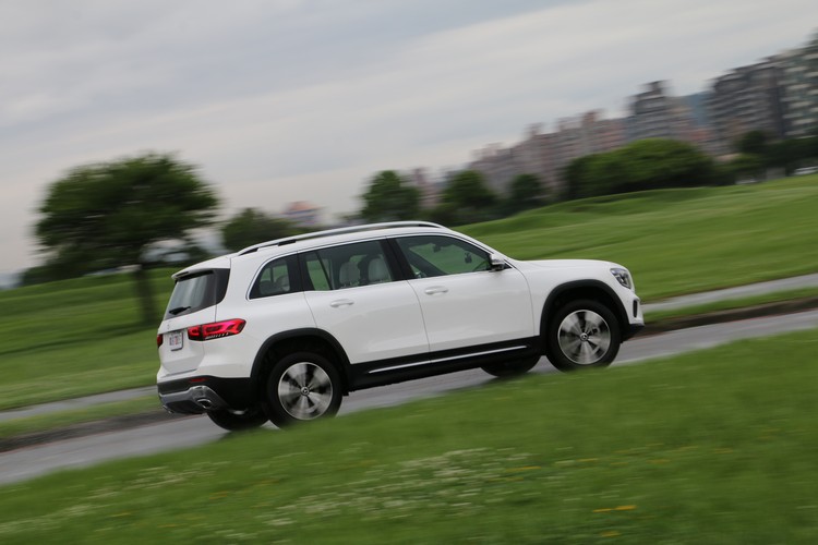 GLB尺碼和GLC很接近,不過車身則是略高,車頂線條也較為方正。