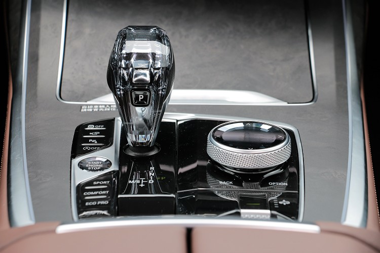 身為自家品牌中的最豪華休旅車,中央鞍座的排檔桿與旋鈕都使用水晶裝飾。