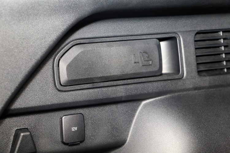 行李廂兩側具備拉柄能夠快速釋放座椅椅背,質感雖然看起來很塑膠,用起來卻真的很方便。