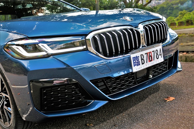 車頭兩邊頭燈組,內部LED日間行車燈改為L型,結合智慧LED頭燈具備主動轉向照明功能,帶來更銳利的車頭扮相。