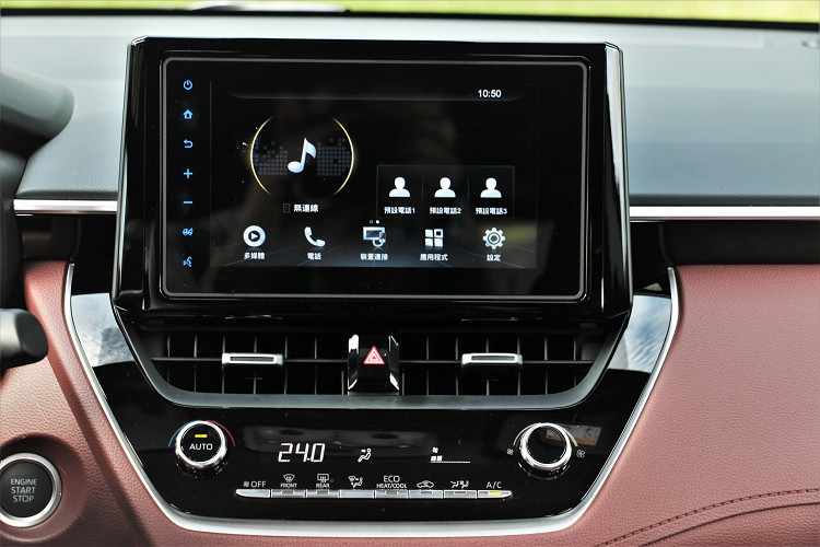 中控台上面標準配備8吋觸控螢幕,操作起來流暢度還不錯。
