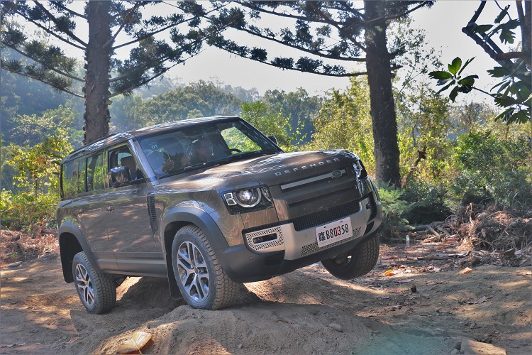 捨去原大梁結構車身,經過原廠結構強化,乘載式車身也可達到相同程度剛性。