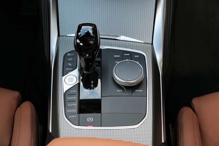 排檔桿後方有行車模式切換按鍵,可依照需求隨時進行操作,會有很明顯的駕馭特性改變。