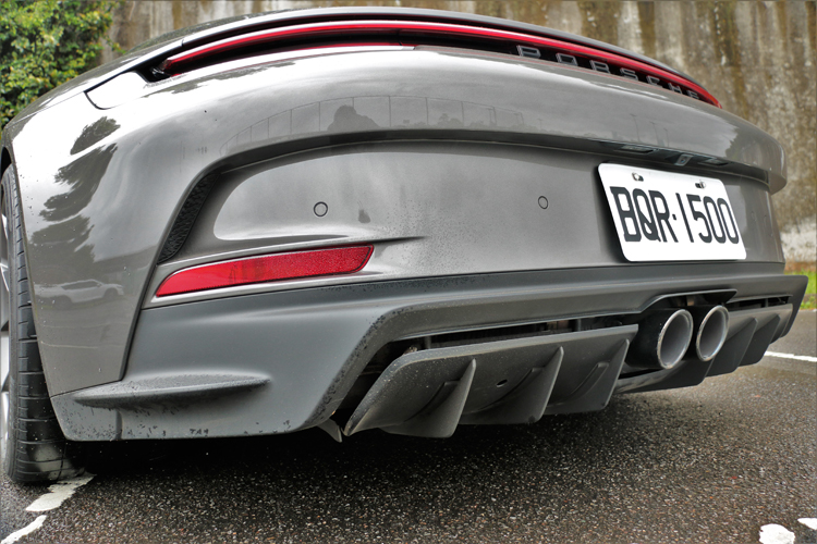 車尾下方的Diffuser可以快速排出車頂亂流,當轉速來到9,000rpm時的排氣聲浪相當高亢。