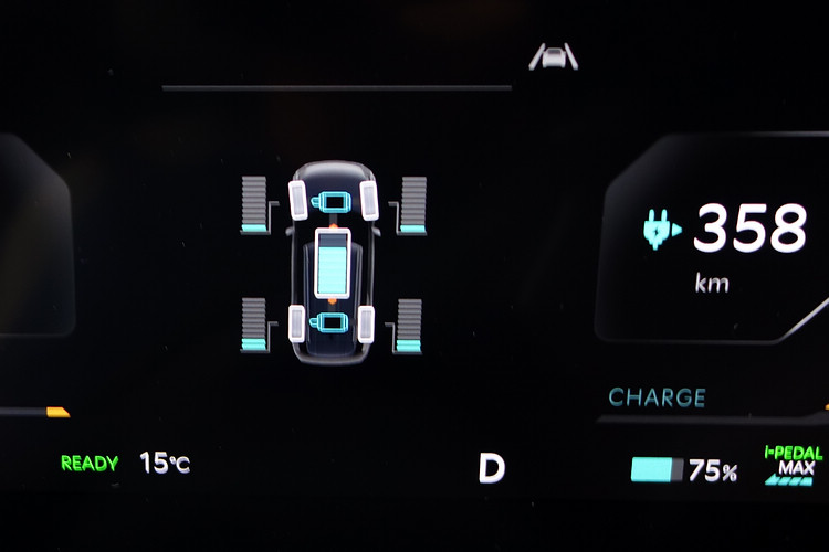 儀錶內提供簡易圖示提供觀察電力及傳動系統的運作狀況。