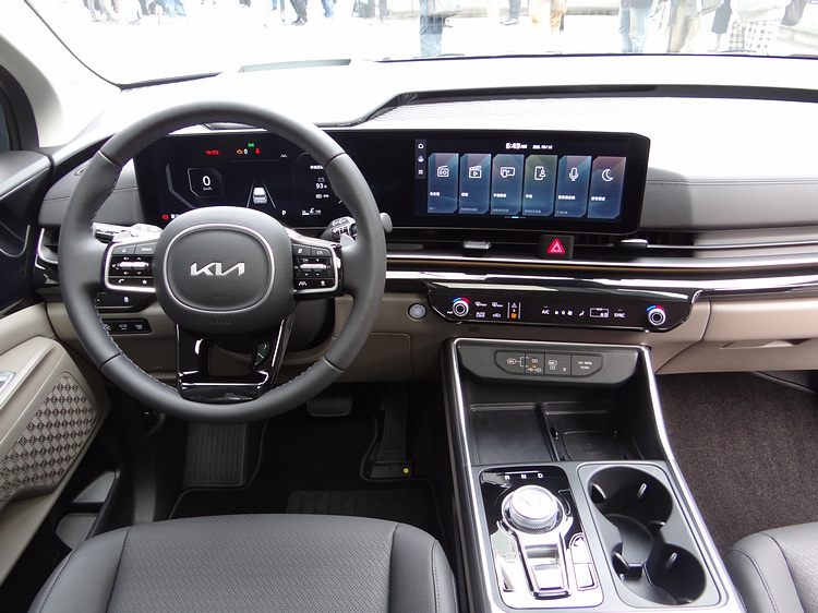 駕駛艙以水平線條為元素展現簡潔優雅的風格,並且導入大型曲面顯示幕。