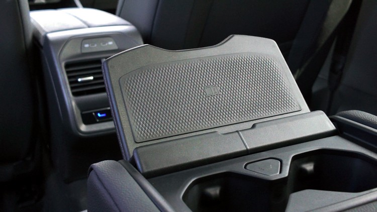 後座中央置杯座的蓋子打開就變身為Ipad支架