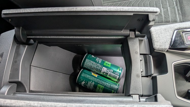 前座肘枕下方置物盒具導入空調氣流的保冷功能