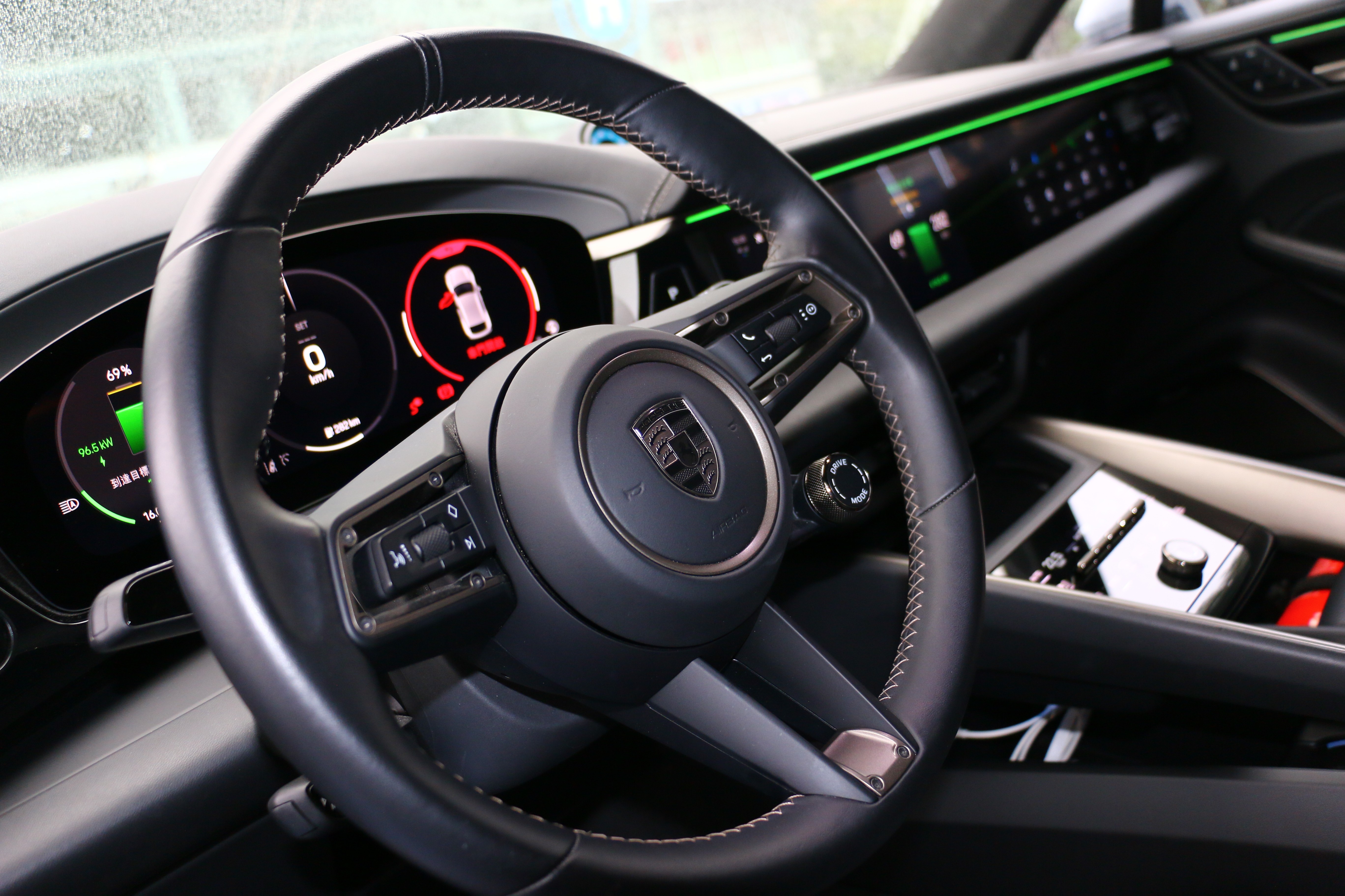 賽車方向盤在12點鐘方向有低調的黑色定位線。