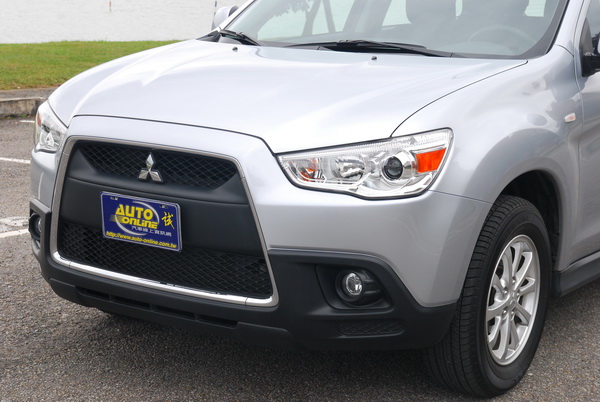 正梯形的大面積引擎散熱孔加上規則變形蟲造型頭燈組,造就鯊魚頭ASX犀利的風格。