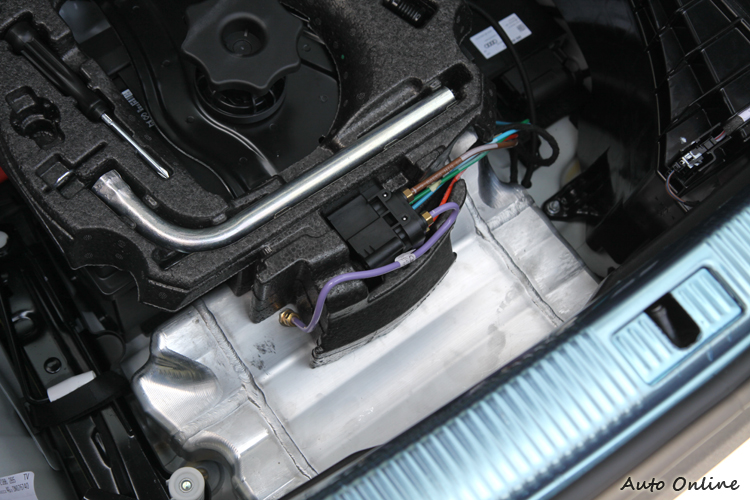 行李箱底下藏有氣壓式懸吊的機構,因此跟車在S7後面記得保持行車距離啊。