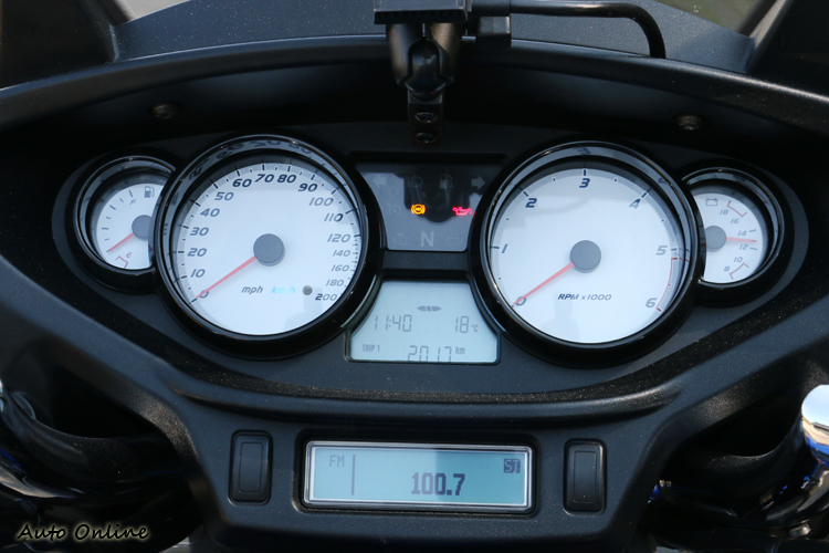 整個儀表總成相當龐大有氣勢,時速錶可以切換km/h或mph顯示。