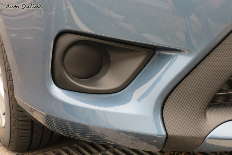 前霧燈?等小改款後應該就會有了。